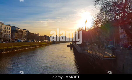 Rivière Liffey à Dublin au coucher du soleil - DUBLIN / IRLANDE - 20 MARS 2018 Banque D'Images