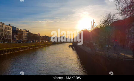 Rivière Liffey à Dublin au coucher du soleil - DUBLIN / IRLANDE - 20 MARS 2018 Banque D'Images