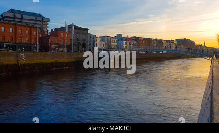 Rivière Liffey à Dublin au coucher du soleil - DUBLIN / IRLANDE - 20 MARS 2018 Banque D'Images