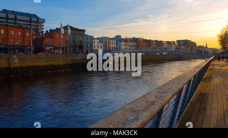 Rivière Liffey à Dublin au coucher du soleil - DUBLIN / IRLANDE - 20 MARS 2018 Banque D'Images