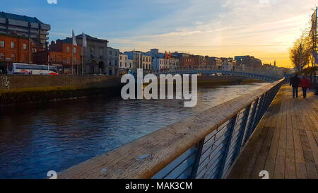 Rivière Liffey à Dublin au coucher du soleil - DUBLIN / IRLANDE - 20 MARS 2018 Banque D'Images