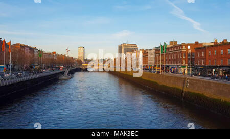 Rivière Liffey à Dublin au coucher du soleil - DUBLIN / IRLANDE - 20 MARS 2018 Banque D'Images