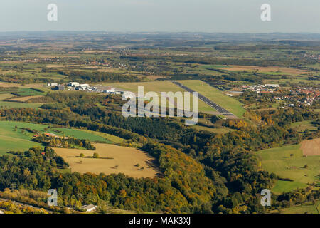 Vue aérienne de l'aéroport, l'aéroport de Sarrebruck, Saarbrücken-Ensheim, aéroport, Piste, piste, Saarbrücken, Saarland, Allemagne, Europe, les oiseaux-lunettes de vue, aeria Banque D'Images