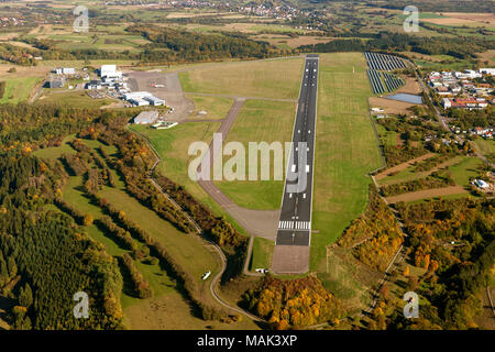 Vue aérienne de l'aéroport, l'aéroport de Sarrebruck, Saarbrücken-Ensheim, aéroport, Piste, piste, Saarbrücken, Saarland, Allemagne, Europe, les oiseaux-lunettes de vue, aeria Banque D'Images