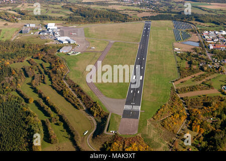 Vue aérienne de l'aéroport, l'aéroport de Sarrebruck, Saarbrücken-Ensheim, aéroport, Piste, piste, Saarbrücken, Saarland, Allemagne, Europe, les oiseaux-lunettes de vue, aeria Banque D'Images