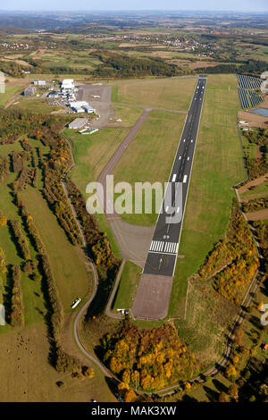 Vue aérienne de l'aéroport, l'aéroport de Sarrebruck, Saarbrücken-Ensheim, aéroport, Piste, piste, Saarbrücken, Saarland, Allemagne, Europe, les oiseaux-lunettes de vue, aeria Banque D'Images