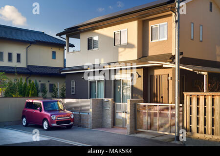 Japonais moderne maison dhabitation privée extérieur avec une petite voiture Suzuki Lapin en stationnement sur l'allée. Uji, préfecture de Kyoto, Japon 2017. Banque D'Images