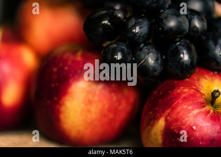 Fruits rouges frais pommes et raisins fermer Banque D'Images