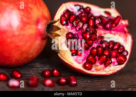 Fruits mûrs grenadier sur fond de bois Banque D'Images