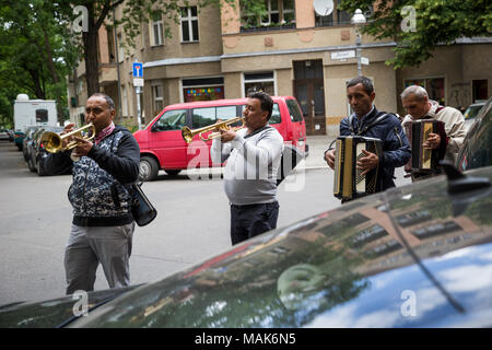 Des musiciens de rue déambulait dans les rues de Neukolln à Berlin, Allemagne. Banque D'Images