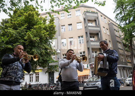 Des musiciens de rue déambulait dans les rues de Neukolln à Berlin, Allemagne. Banque D'Images