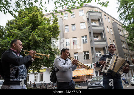 Des musiciens de rue déambulait dans les rues de Neukolln à Berlin, Allemagne. Banque D'Images