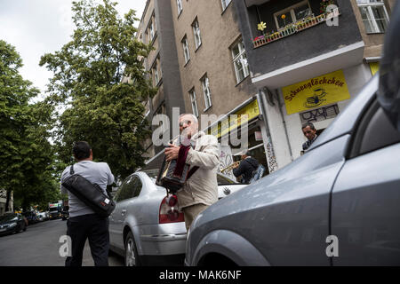 Des musiciens de rue déambulait dans les rues de Neukolln à Berlin, Allemagne. Banque D'Images