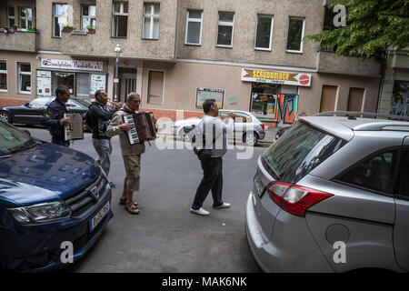 Des musiciens de rue déambulait dans les rues de Neukolln à Berlin, Allemagne. Banque D'Images