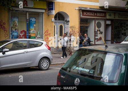 Des musiciens de rue déambulait dans les rues de Neukolln à Berlin, Allemagne. Banque D'Images