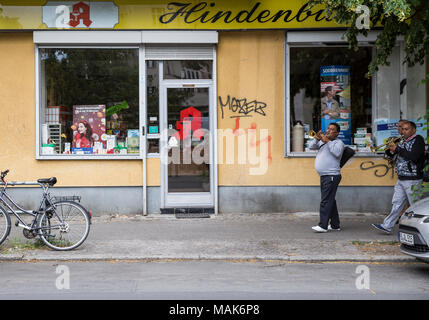 Des musiciens de rue déambulait dans les rues de Neukolln à Berlin, Allemagne. Banque D'Images