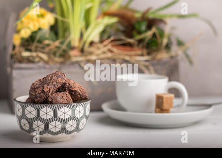 Des variété de truffes au chocolat sur une plaque avec du café. Banque D'Images