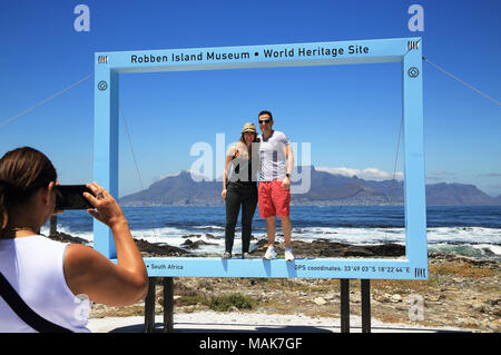 Les touristes de prendre des photos à Robben Island, au large de Cape Town, l'UNESCO World Heritage site, et tristement célèbre pour son plus célèbre prisonnier, Nelson Mandela. Banque D'Images