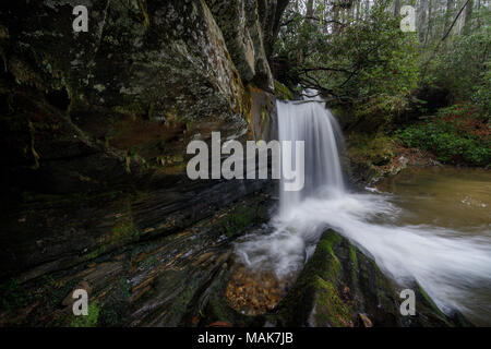 Raper Creek Falls est situé au nord de la Géorgie dans le comté de Habersham. Les chutes sont à environ 15 m de hauteur et unique dans l'aspect que le flux est en cours d'exécution sur un plateau rock diagonale avant de tomber dans la piscine ci-dessous. Banque D'Images