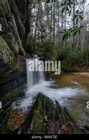 Raper Creek Falls est situé au nord de la Géorgie dans le comté de Habersham. Les chutes sont à environ 15 m de hauteur et unique dans l'aspect que le flux est en cours d'exécution sur un plateau rock diagonale avant de tomber dans la piscine ci-dessous. Banque D'Images