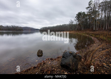 Wahoo Creek Park est un espace de loisirs sur l'extrémité nord du lac Lanier dans Hall County, GA. Il est situé sur le mont. Vernon Road à l'extrémité sud du pont du ruisseau le wahoo. C'est un parc relativement petit mais n'ont une rampe et quelques sentiers boisés menant au lac. Lac Sidney Lanier a été créé en 1956 et est formée principalement par les eaux de la Chattahoochee et Chestatee Rivières. Le lac couvre 38.000 hectares et possède plus de 690 kilomètres de rivage. Le lac est nommé d'après le poète Sidney Lanier. Banque D'Images