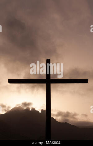 Croix, crucifix, au calvaire effet préparé sur un moody, nuageux vendredi saint pour la Passion jouer dans la Plaza de Espana, Adeje, Tenerife, Canary Island Banque D'Images