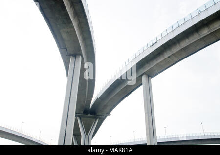 L'autoroute surélevée . La courbe du grand pont suspendu de la route de la circulation élevée à Bangkok, Thaïlande. Banque D'Images