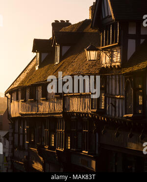 Lever du soleil illumine les bâtiments à colombages sur Wyle Cop, Shrewsbury, Shropshire. Banque D'Images