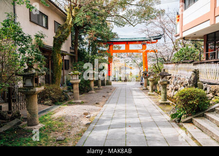 Kyoto, Japon - 3 Avril 2016 : journée de printemps au sanctuaire Ujigami Banque D'Images