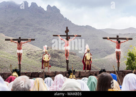 Jésus le Christ et les deux criminels ont crucifié sur la croix au Calvaire de la scène bon annuel dans le jeu de la Passion Fiday Plaza de Espana, Adeje Banque D'Images