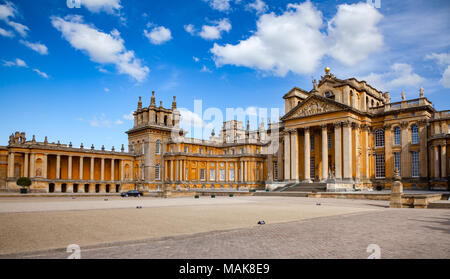 BLENHEIM, UK - Oct 14, 2013 : maison de campagne anglaise Monumental Blenheim Palace, la résidence principale des ducs de Marlborough et UNESCO World Il Banque D'Images