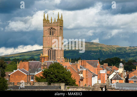 St Laurence's Church et Titterstone Clee, vu de Ludlow Castle, Shropshire. Banque D'Images