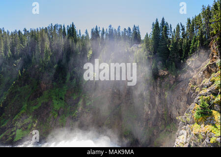 De fines gouttelettes de brouillard de l'établissement Yellowstone Falls Banque D'Images