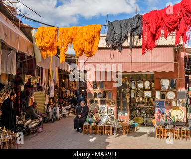 Place JEMAA EL FNA MARRAKECH MAROC Souk Médina boutiques avec laine teints multicolores suspendus poteaux pour sécher au soleil Banque D'Images