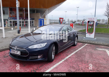 Location de Tesla au terminal Eurotunnel Le Shuttle en France Banque D'Images