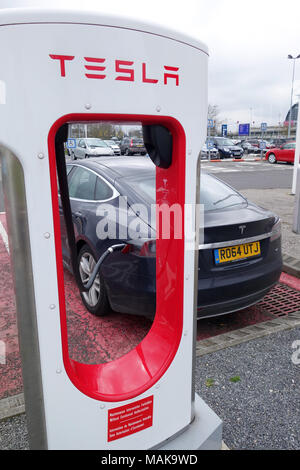 Location de Tesla au terminal Eurotunnel Le Shuttle en France Banque D'Images