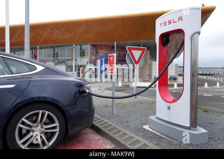 Location de Tesla au terminal Eurotunnel Le Shuttle en France Banque D'Images