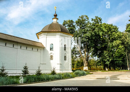 Wall Svensk monastère en Russie en journée d'été. Banque D'Images