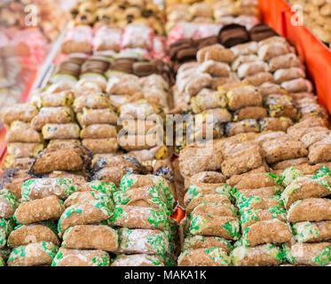 Cannoli siciliens assortiment/Cannoli siciliani/ sont le plus traditionnel de tous les produits de confiserie sicilienne. Initialement préparé pendant le carnaval se Banque D'Images