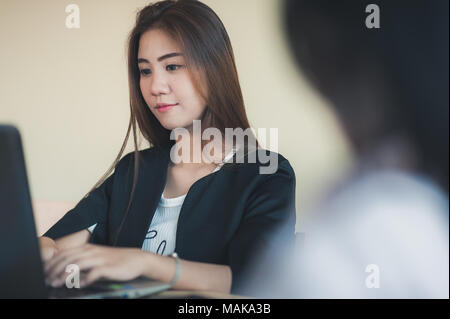 Les jeunes femmes asiatiques en collaboration avec le secrétaire de bureau. Les gens d'affaires vie, le journée Banque D'Images