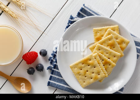 Les craquelins avec du lait concentré et fruits, petit déjeuner Banque D'Images