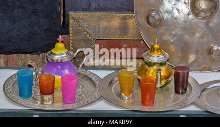 Place JEMAA EL FNA MARRAKECH MAROC Souk Médina BELLES THÉIÈRES VERRES COLORÉS ET À LA VENTE Banque D'Images