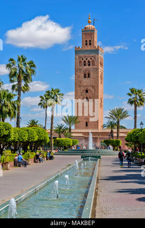 Maroc Marrakech LA KOUTOUBIA LES PALMIERS ET FONTAINES DANS LES JARDINS DE LA KOUTOUBIA Banque D'Images