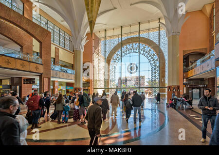 Maroc Marrakech LA GARE INTÉRIEUR AVEC DES PASSAGERS Banque D'Images