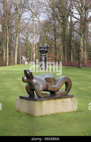 Le Cri (Le Couple) Jacques Lipchitz sculpture. Kroller-Muller Museum Otterlo aux Pays-Bas. Banque D'Images