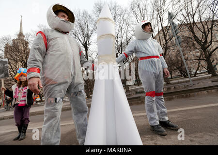 Les participants au défilé d'art du 12 avril "pour l'aviation et l'astronautique ! Pour un rêve !' en l'honneur de la Journée internationale de l'astronautique, Moscou, Russi Banque D'Images