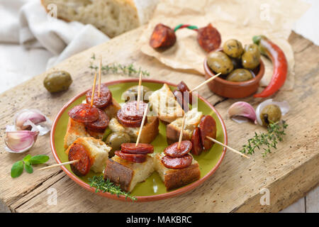 Pinchos espagnol : Fried chorizo sausage sur pain grillé Banque D'Images