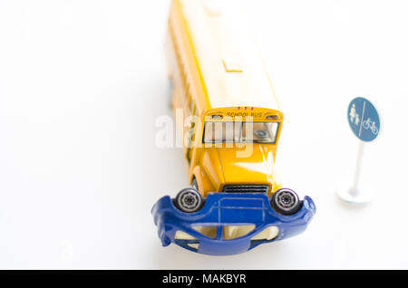 Années 50 classique modèle échelle toy cars accident sur la route. Banque D'Images