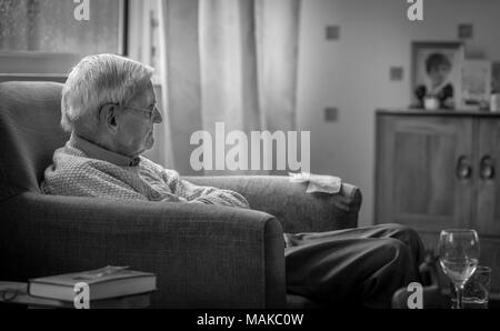 Old man watching tv Banque D'Images