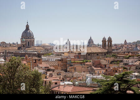 Les toits de Rome du Terrazza del Pincio à l'ensemble de la ville avec ses dômes et clochers de quelques-unes des nombreuses églises d'entre e Banque D'Images